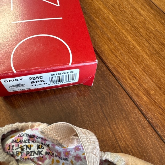 Capezio ballet shoes girl size 11.5 - Picture 3 of 3